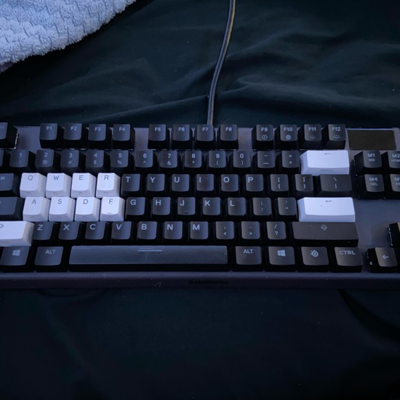 Steelseries Apex 7 tkl gaming keyboard. Red key switches.